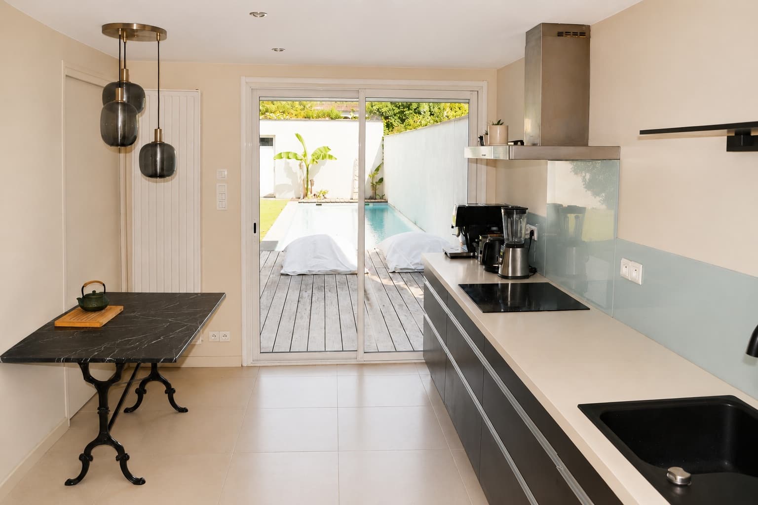 Cuisine vue piscine