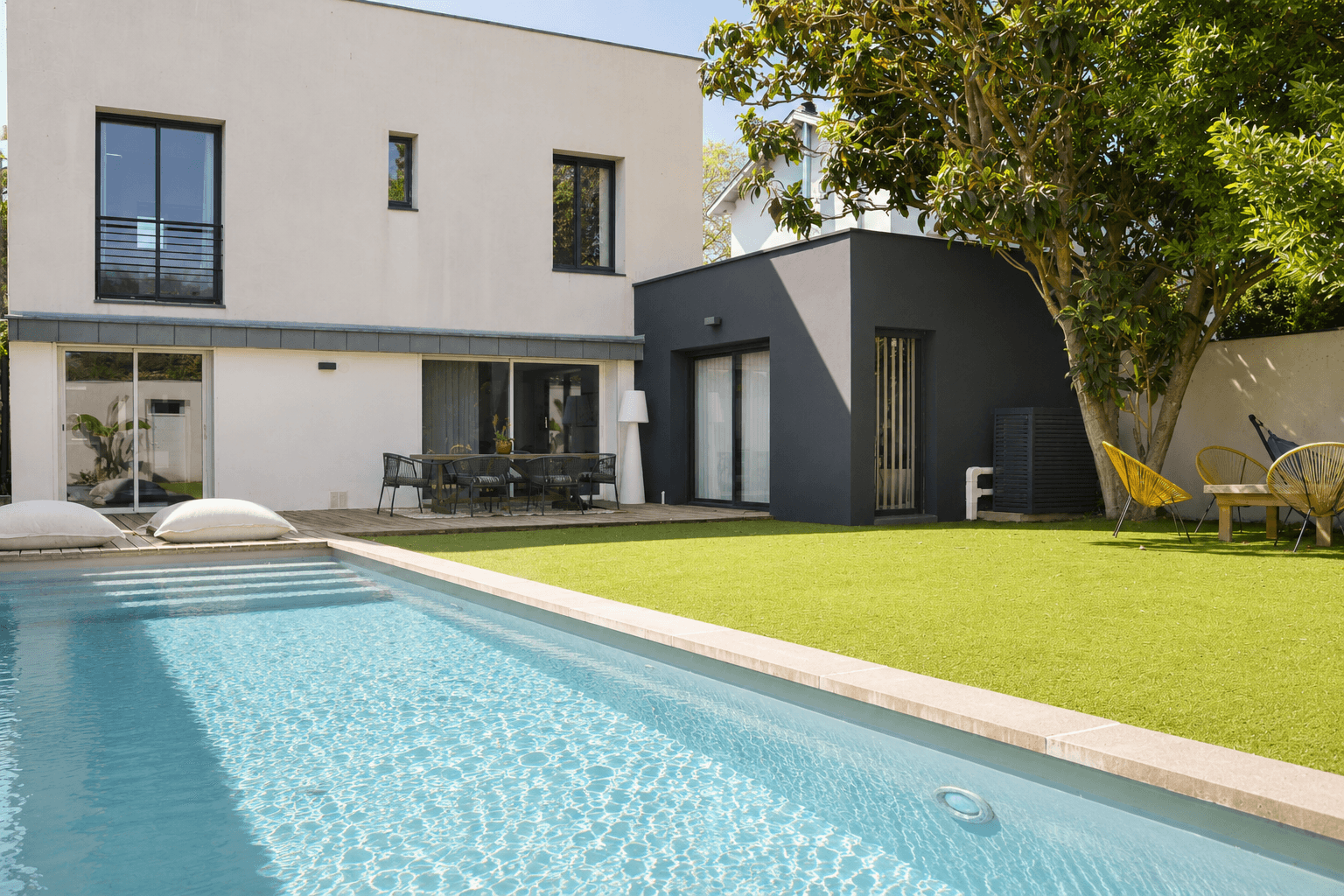 Vue extérieure de la maison d'architecte avec piscine